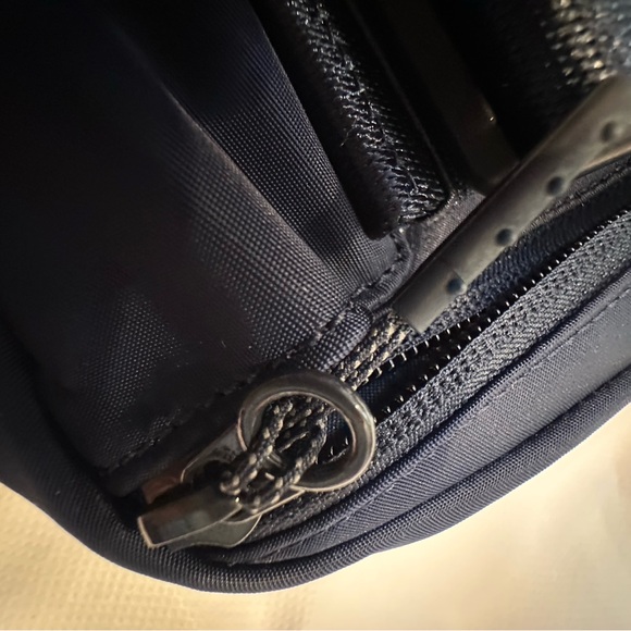 Lululemon Belt Bag 🔥SOLDOUT NWT🔥Everyday Large2L True Navy w/silver hardware - Picture 9 of 12